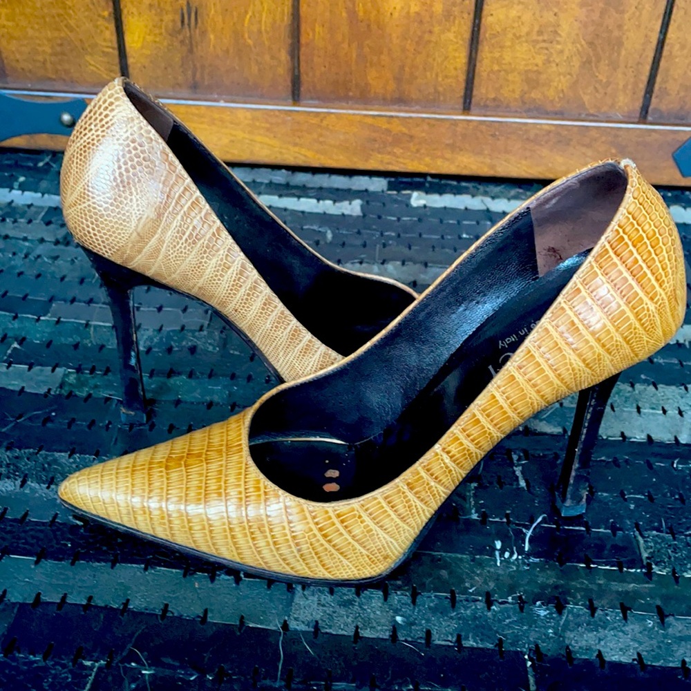 Gucci italian leather pumps. Snake. $600